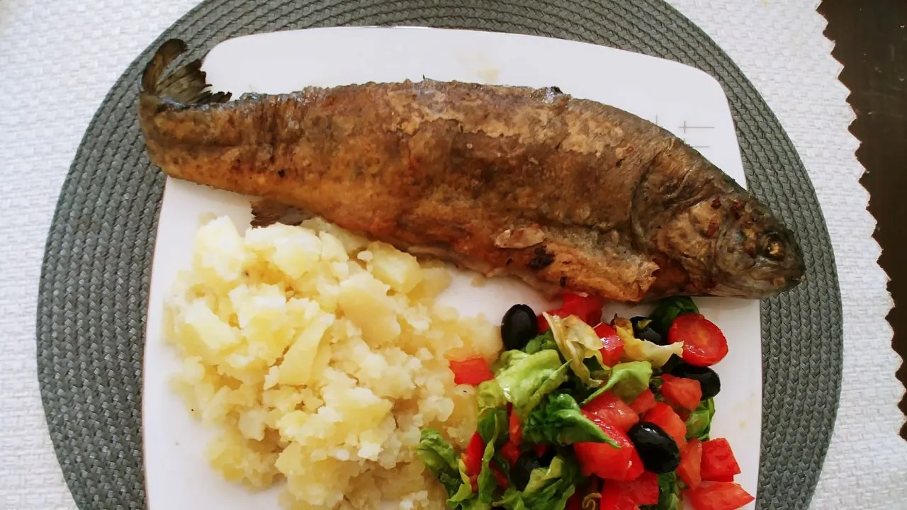 Smażony pstrąg z masłem czosnkowym w Karłowie