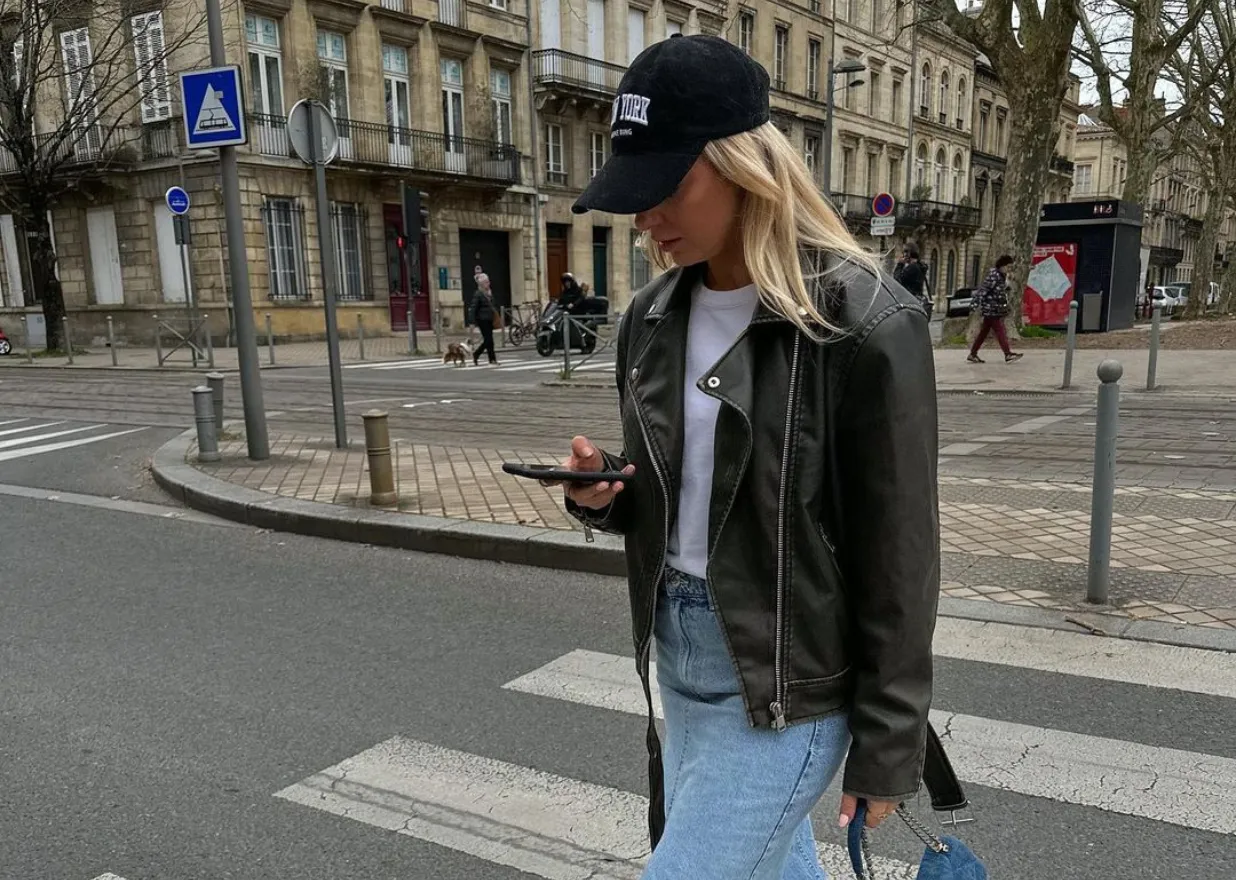 czarna ramoneska stylizacje casual 40+