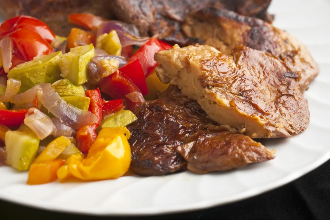 Pyszne wegańskie mięso z warzywami na talerzu. Dowiedz się, jak zrobić wegańskie mięso, kt&oacute;re wygląda i smakuje jak prawdziwe!