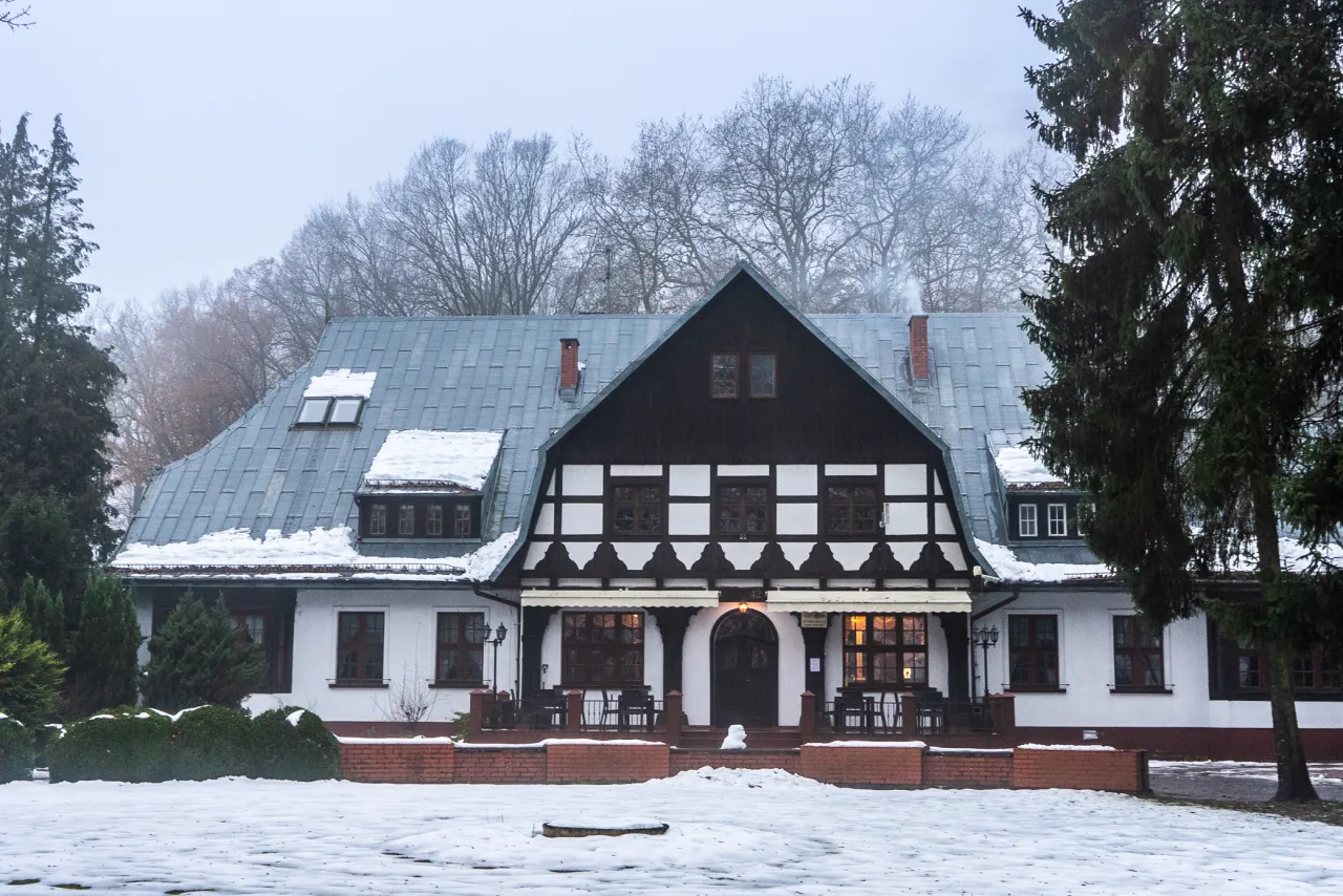 Dworek w Skibnie zabytkowy budynek z parkiem