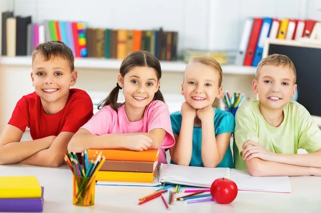 dziecko uśmiechnięte w szkole