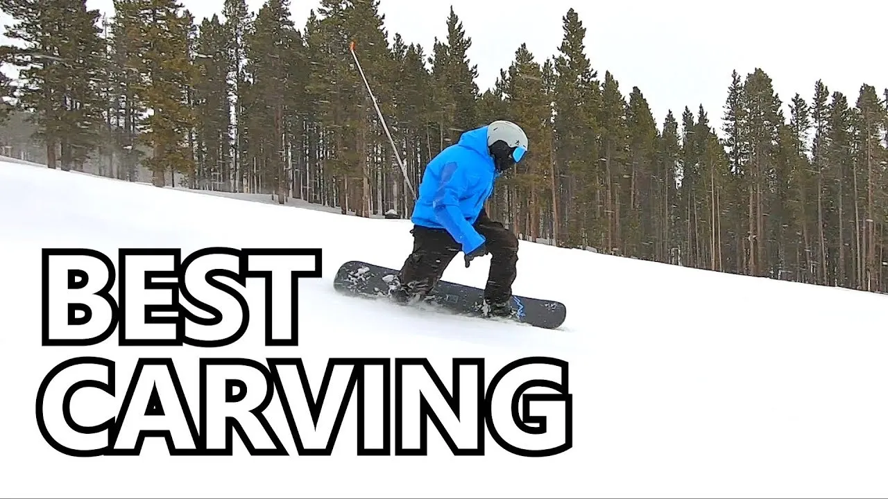 Snowboardzista wykonujący carving lub triki