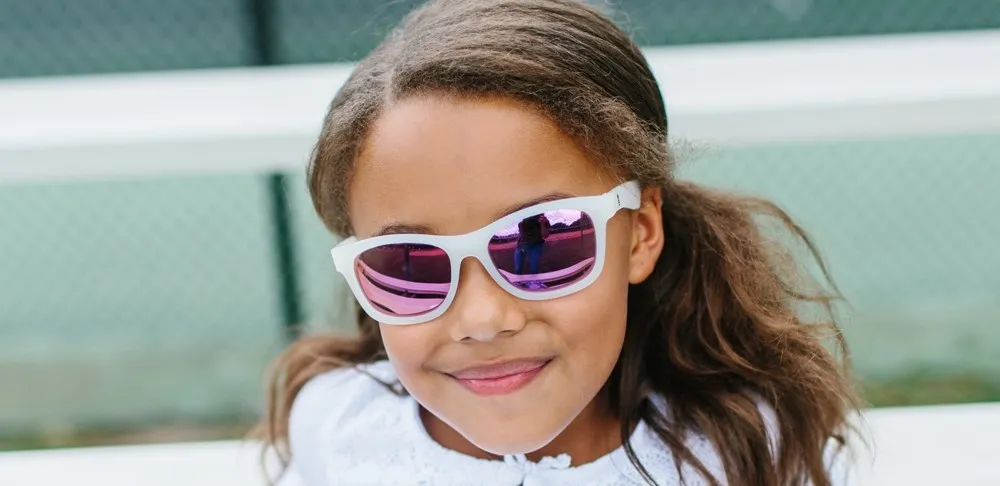 dziecko w okularach przeciwsłonecznych z filtrem UV