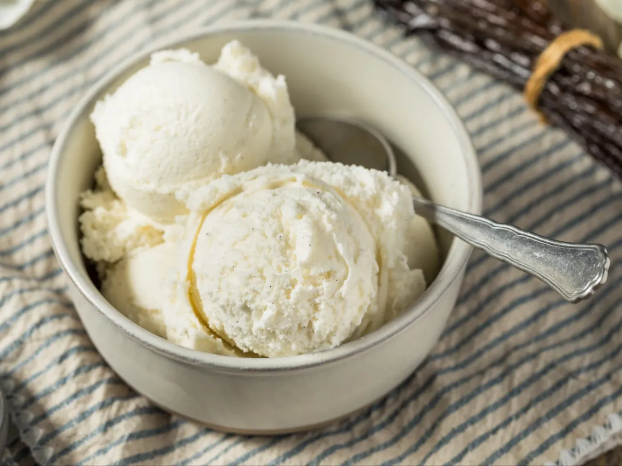 Pyszne lody waniliowe w miseczce, idealne na lato. Ten przepis na lody jest prosty i szybki.