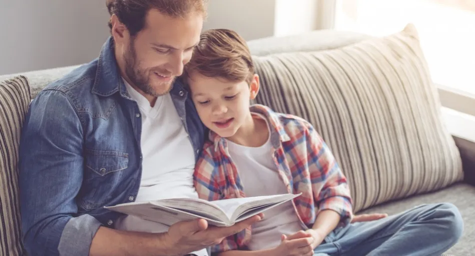 rodzic czyta dziecku książkę