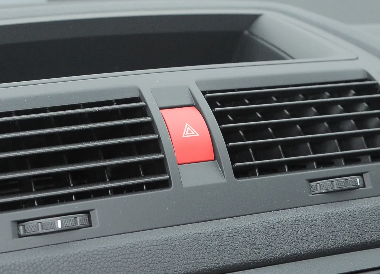 Czerwony przycisk z trójkątem ostrzegawczym, czyli ile jest świateł awaryjnych w tym samochodzie.