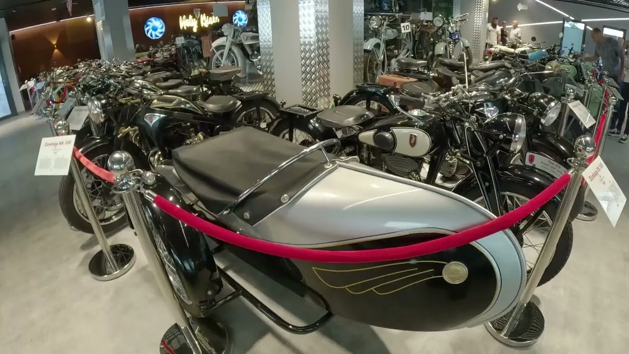 Zamek Ogrodzieniec motocykl