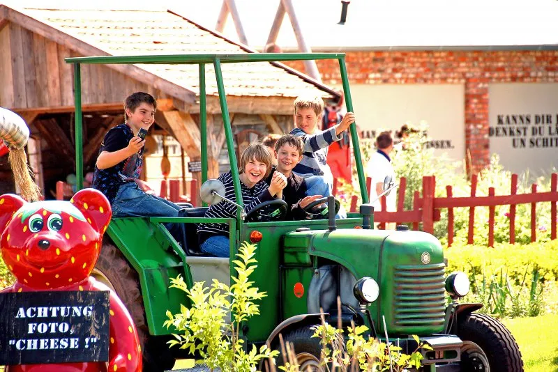 Familie hat Spaß im Karls Erlebnis-Dorf Rügen