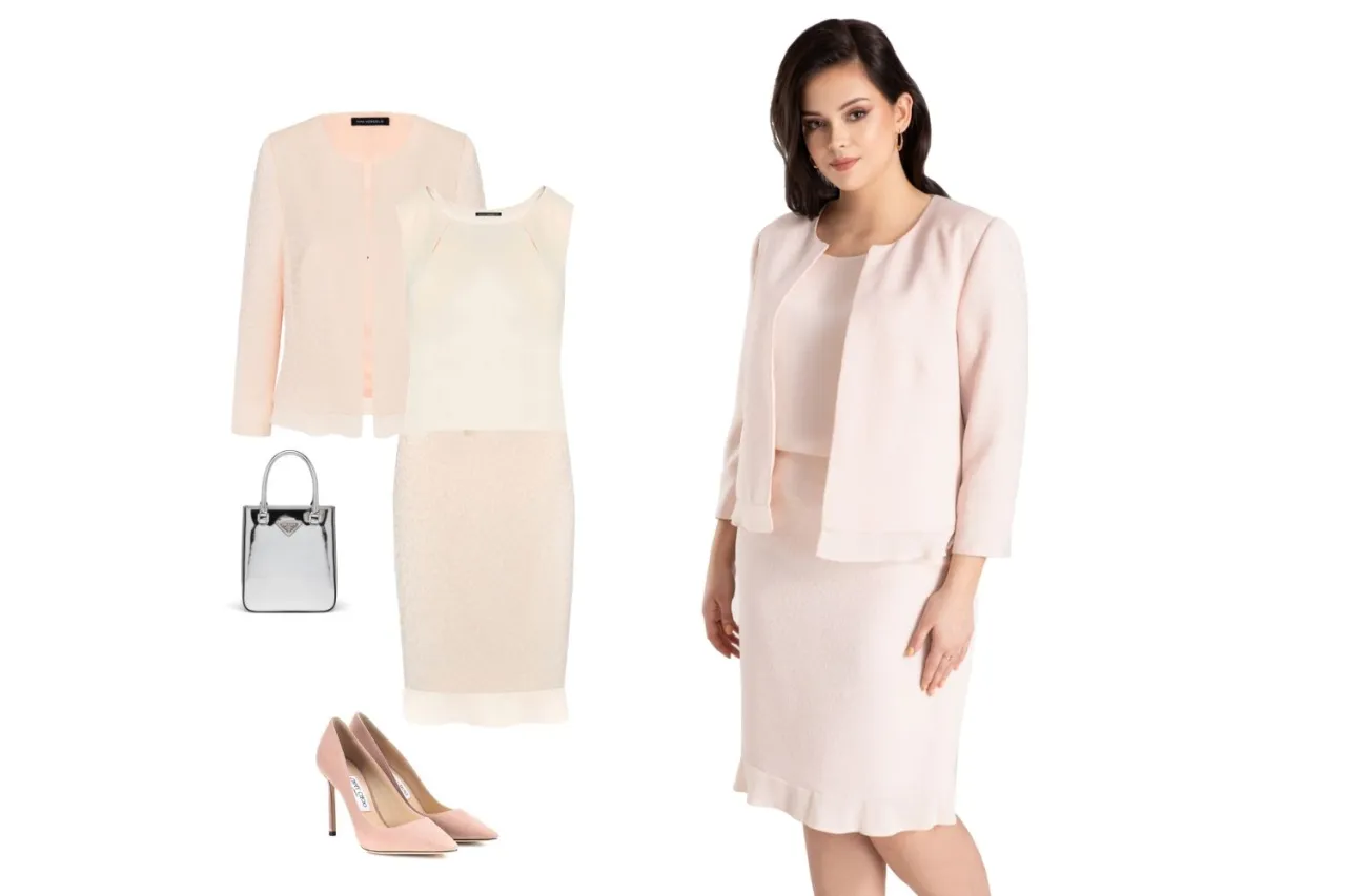 Elegancka stylizacja na komunię dla babci: pudrowy komplet z żakietem, sp&oacute;dnicą i bluzką, uzupełniony srebrną torebką i r&oacute;żowymi szpilkami.