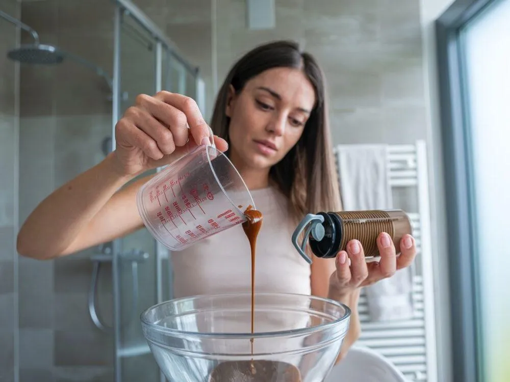 mieszanie farb do włos&oacute;w w miseczce