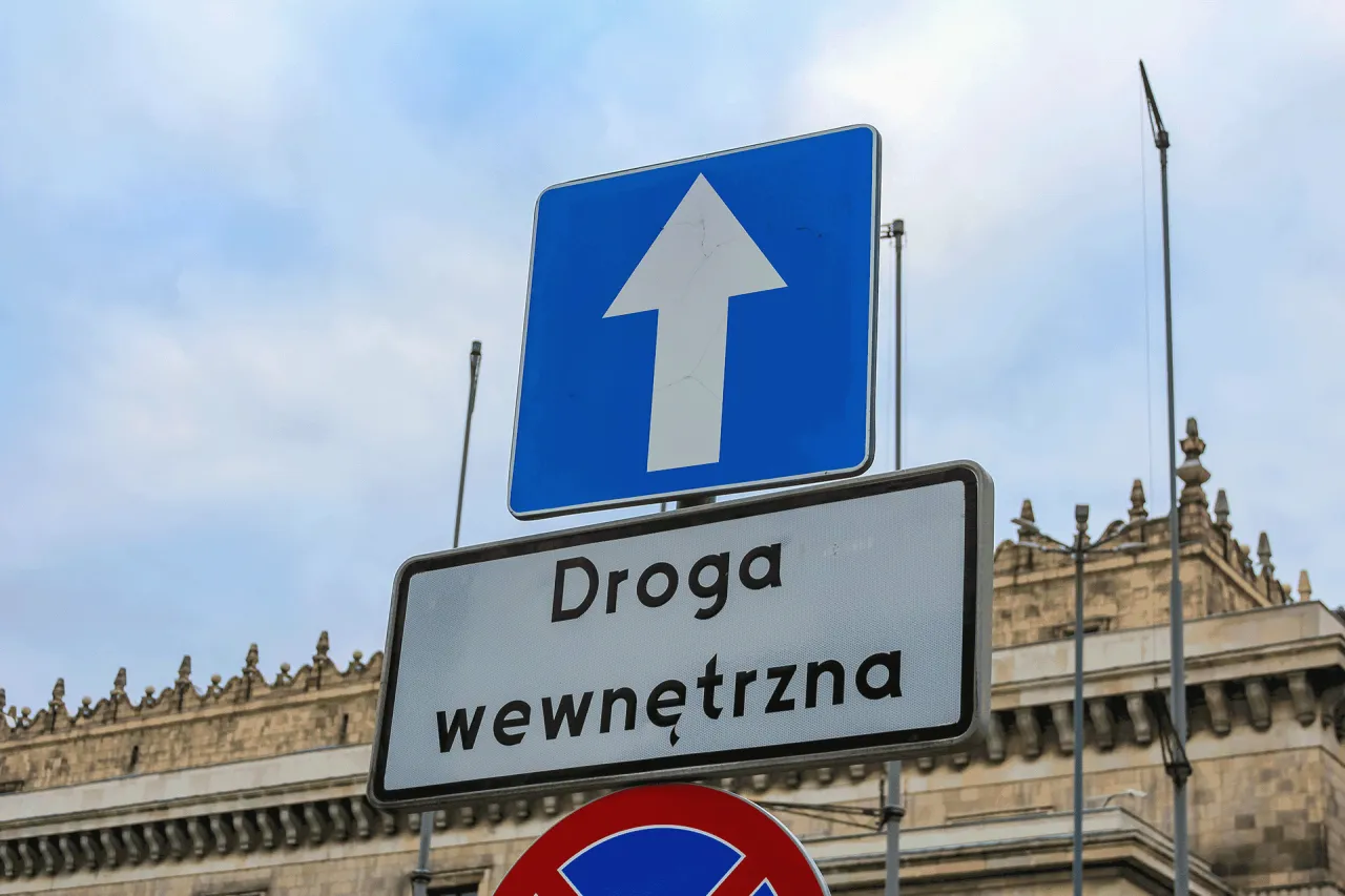 Znaki drogowe na osiedlu, drogi wewnętrzne i publiczne
