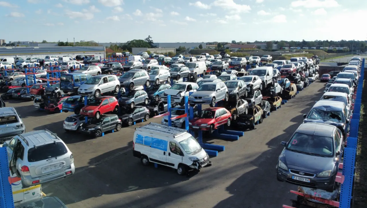 casse automobile pièces détachées rangées