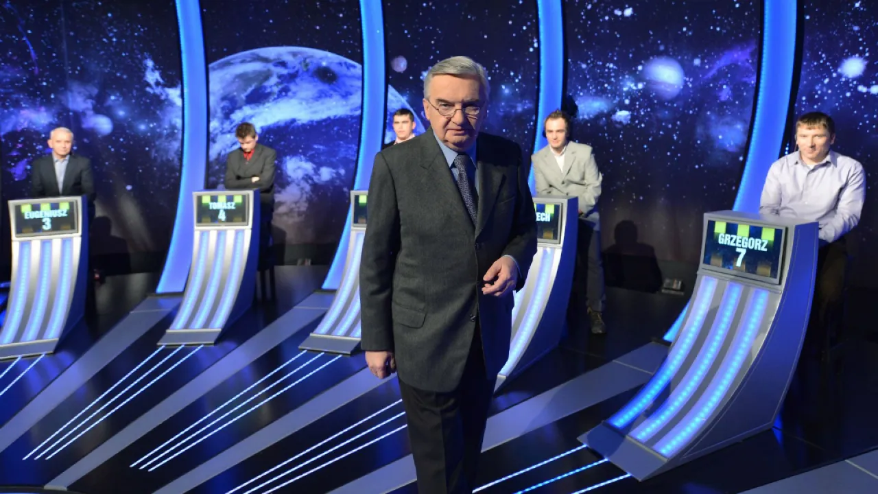 Wielki finał teleturnieju. Gracze Eugeniusz, Tomasz i Grzegorz czekają na swoją kolej.