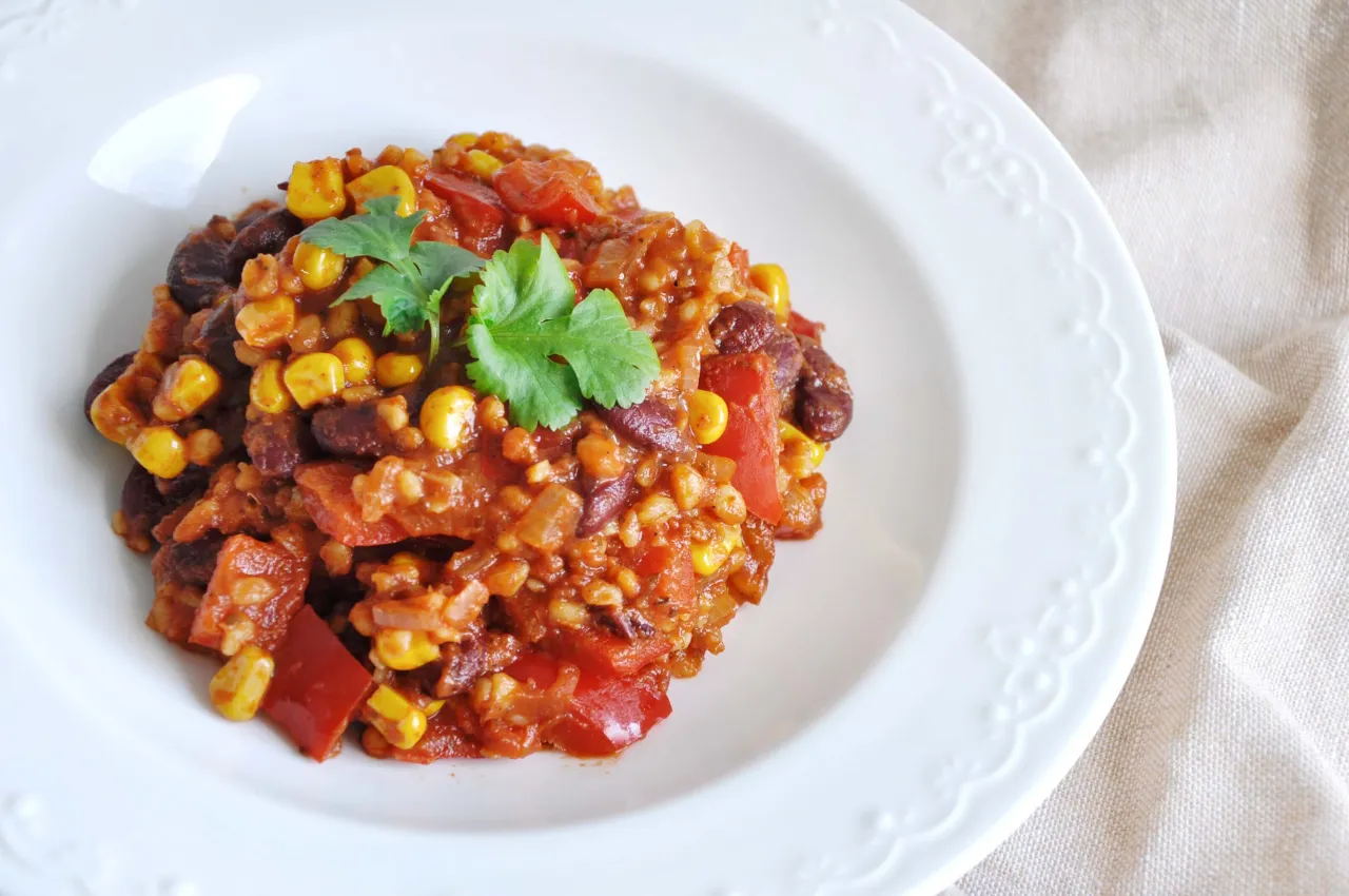 Pyszne danie z fasolą, kukurydzą i papryką w sosie pomidorowym. Idealne, gdy zastanawiasz się, co na obiad dietetycznego.