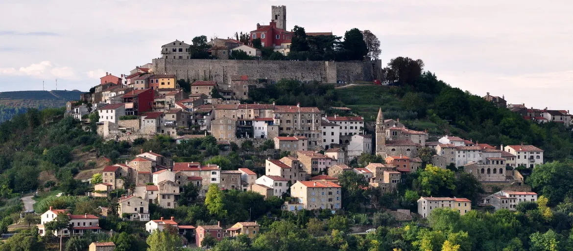 Motovun miasto na wzg&oacute;rzu