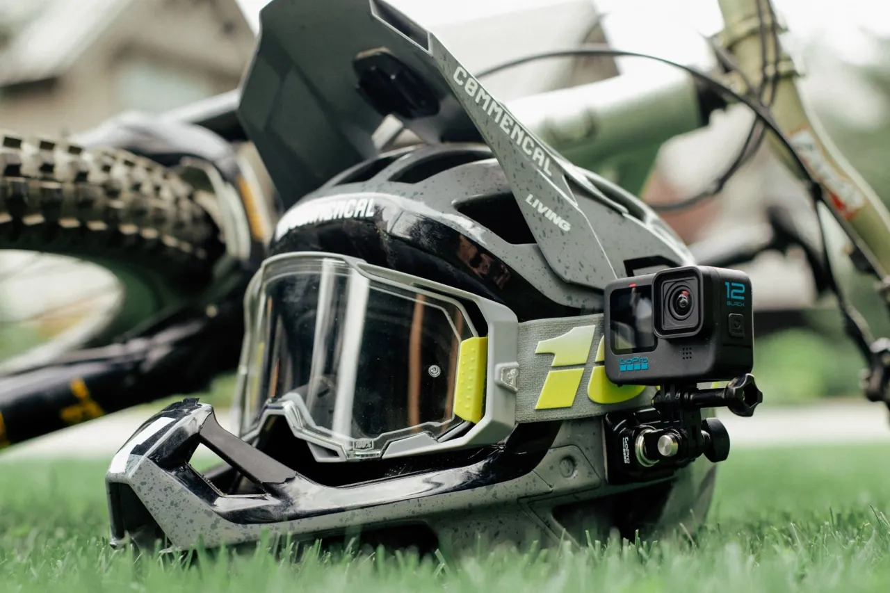 Rodzaje mocowań GoPro na kask narciarski