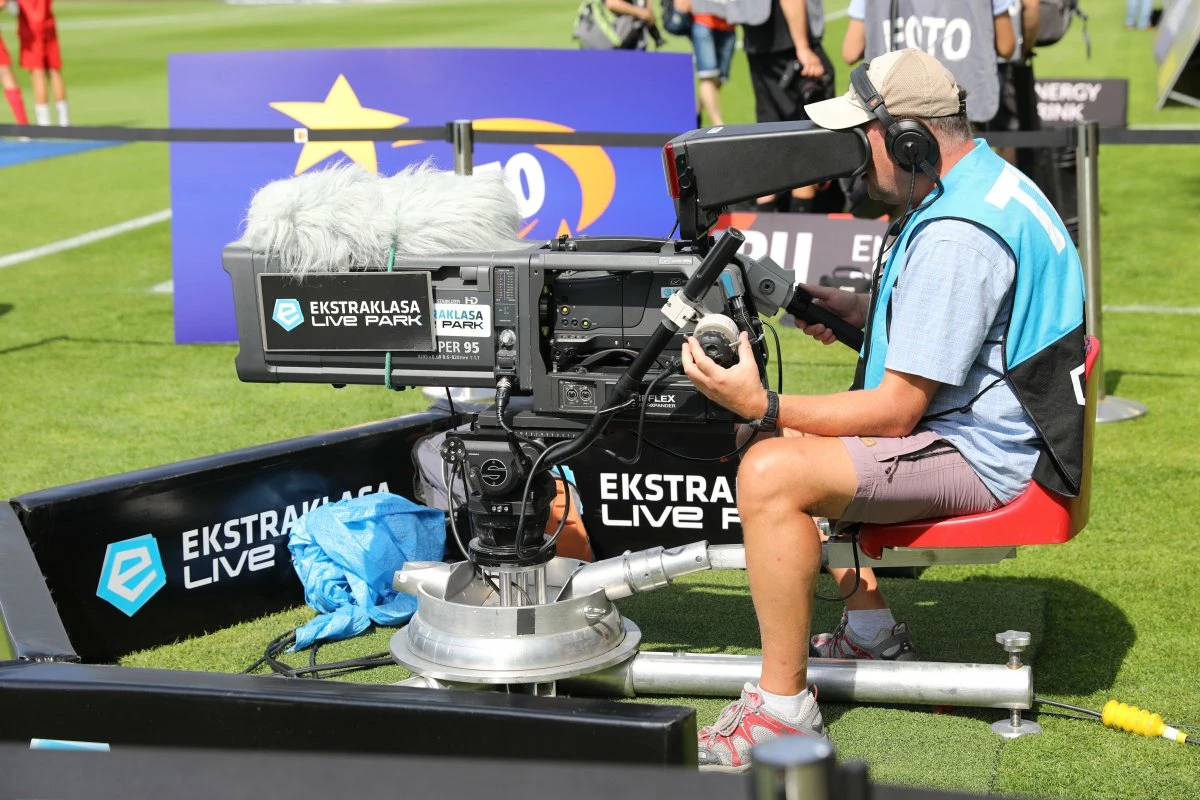 Operator kamery przygotowuje się do transmisji meczu. Gdzie oglądać Ekstraklasę? Na żywo z murawy!