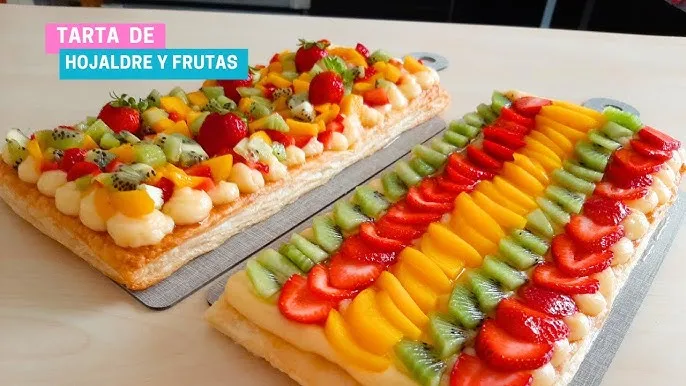 Postres de hojaldre con rellenos de frutas variadas