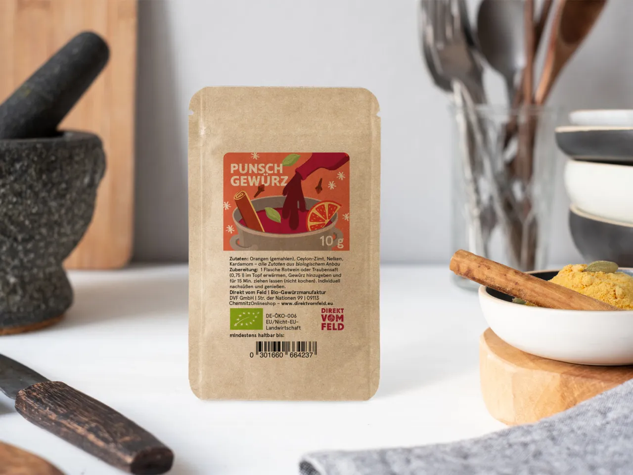 Auswahl an Glühwein Gewürzmischungen und einzelnen Gewürzen