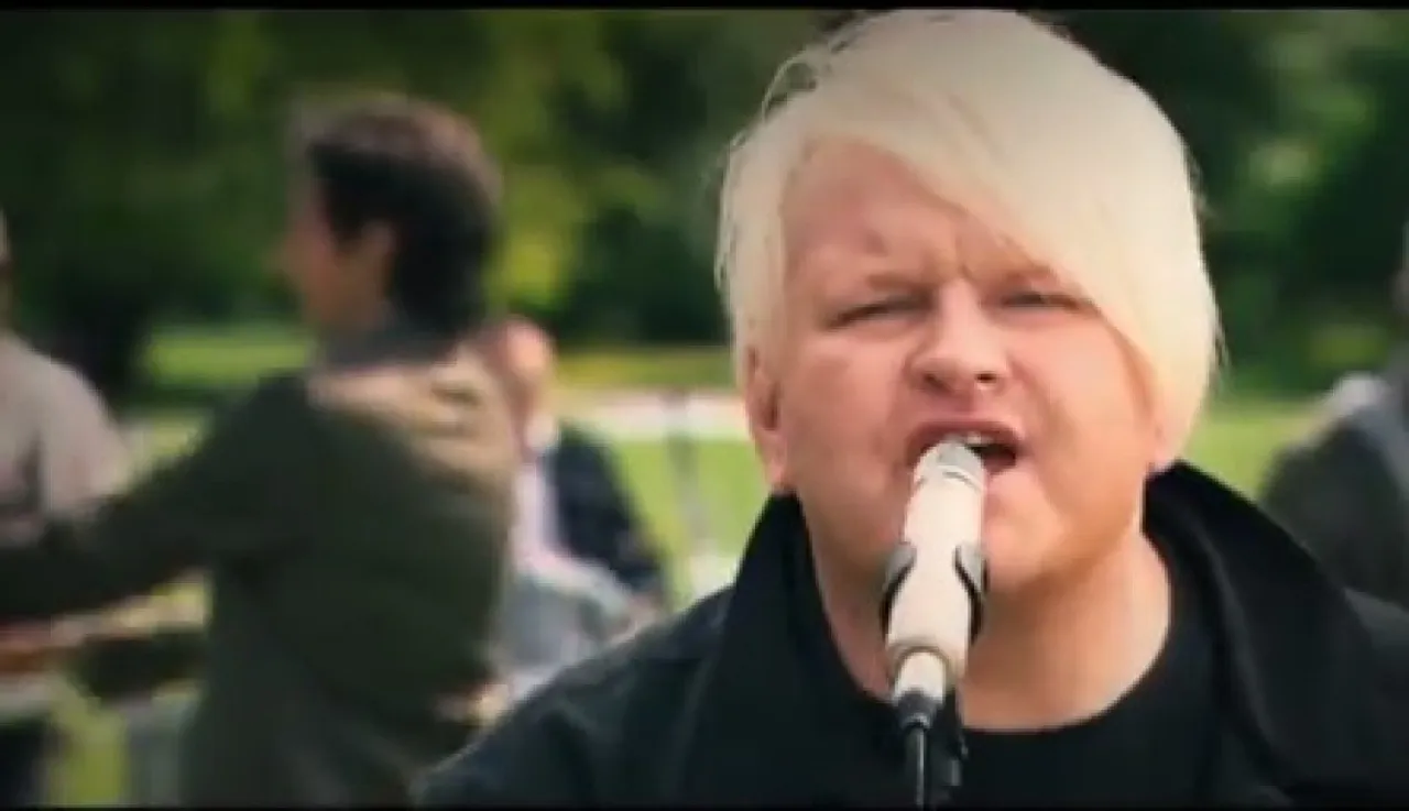 Mężczyzna z blond włosami śpiewa do mikrofonu. Czy to on, a gdybym był młotkowym kto śpiewa?