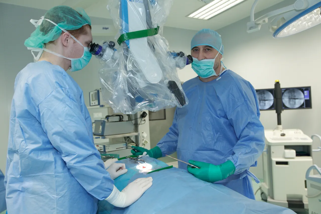 chirurg w pracy, sala operacyjna