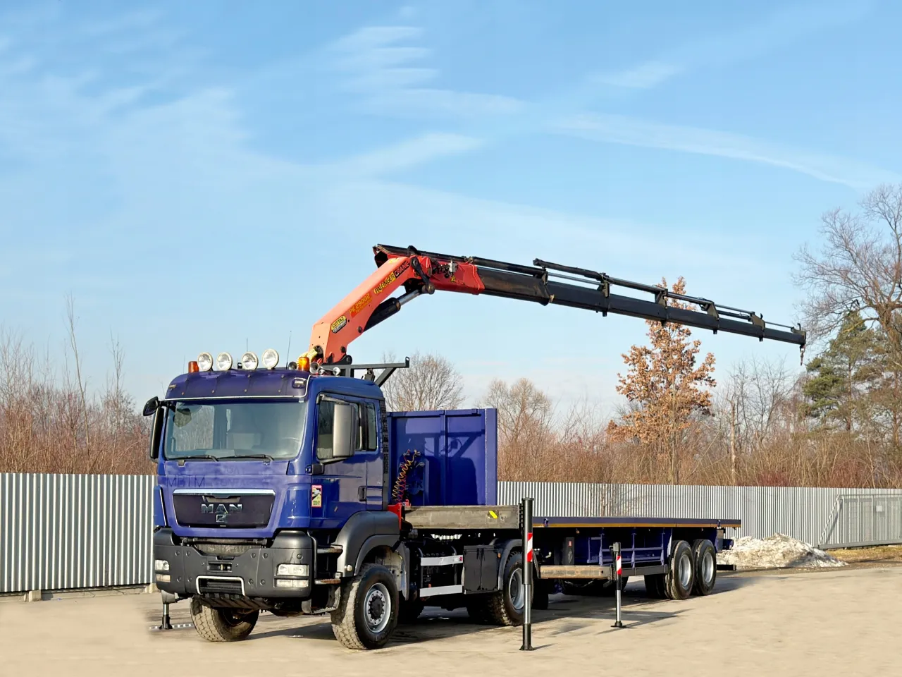 Pusty ciągnik siodłowy z naczepą na wadze