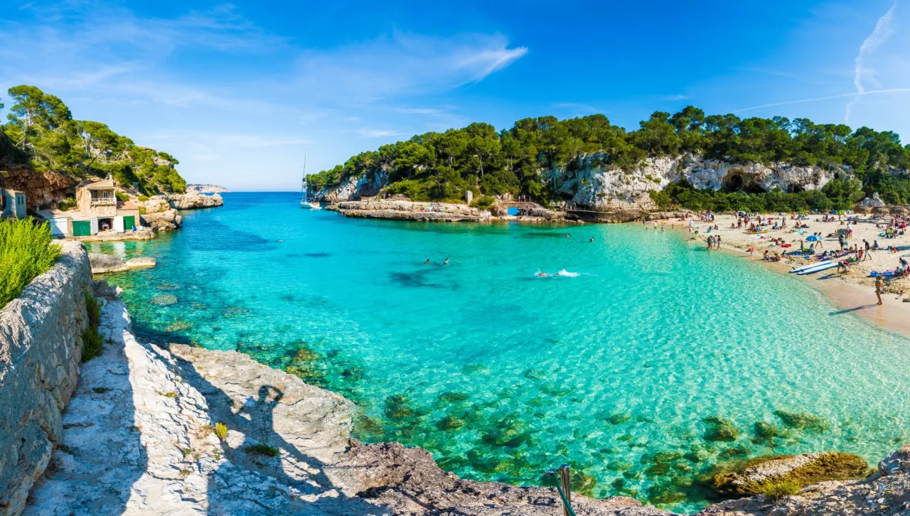 Majorka zachwyca turkusową wodą i piaszczystymi plażami. To jedno z najpiękniejszych miejsc na wyspie, idealne na relaks.