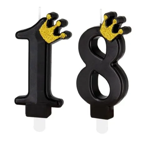 nastolatek zdmuchujący świeczki na 18 urodzinach