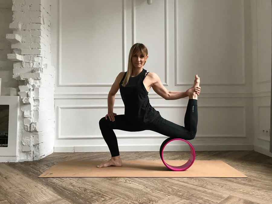 Instruktor jogi prowadzący zajęcia w dużym mieście