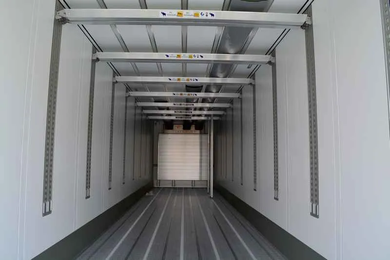 naczepa chłodnia wnętrze