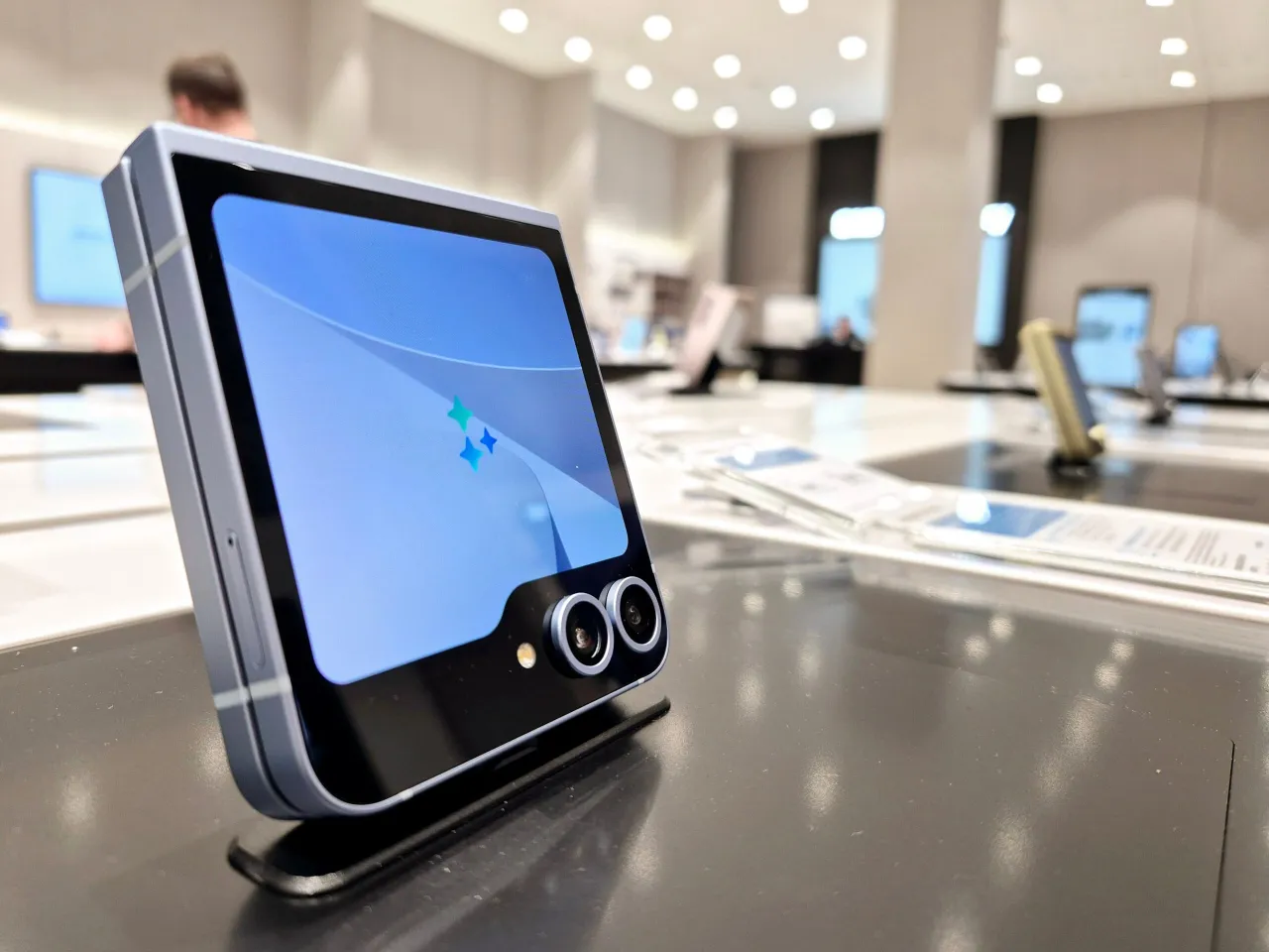 Nowoczesny smartfon z dwoma aparatami, pokazujący, co to jest sztuczna inteligencja w telefonie.