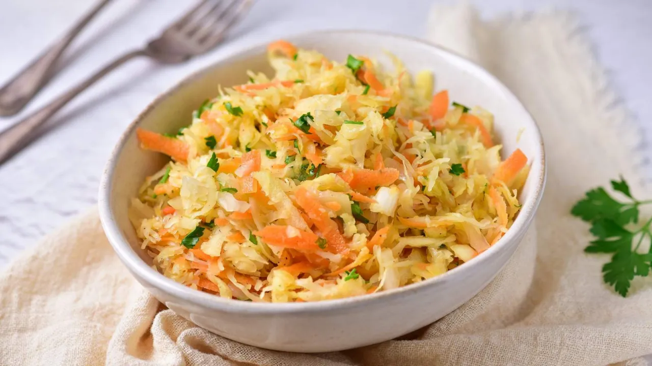 sur&oacute;wki i sałatki do ryby