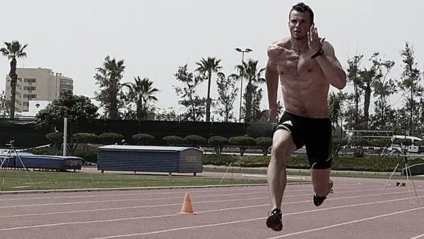 Kulturysta biegnący na bieżni i biegacz podnoszący ciężary