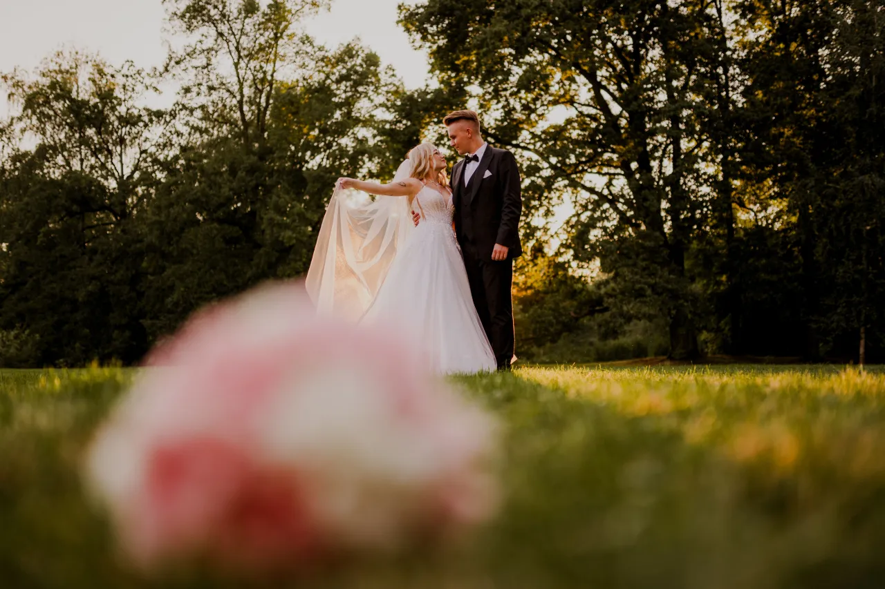 Młoda para planująca ślub, kalendarz, lista zadań, rezerwacja usług