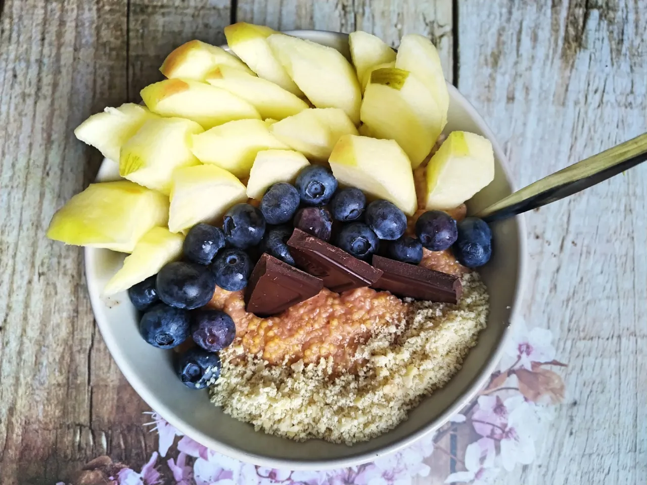 jaglanka na słodko z owocami i orzechami