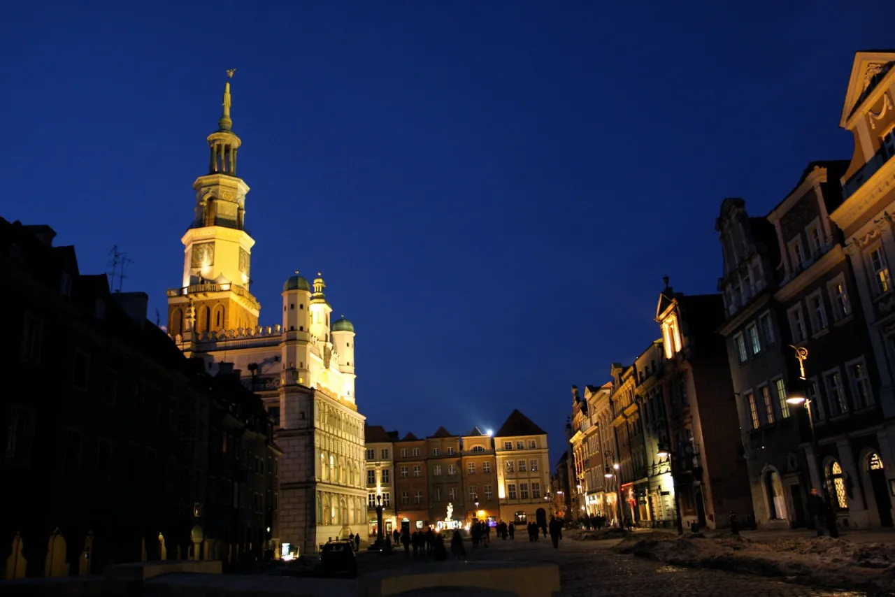 Romantyczny spacer Poznań Stary Rynek wieczorem