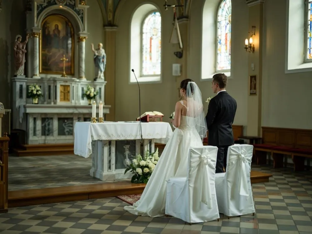 Para młoda w kościele, ślub, bierzmowanie dorosłych
