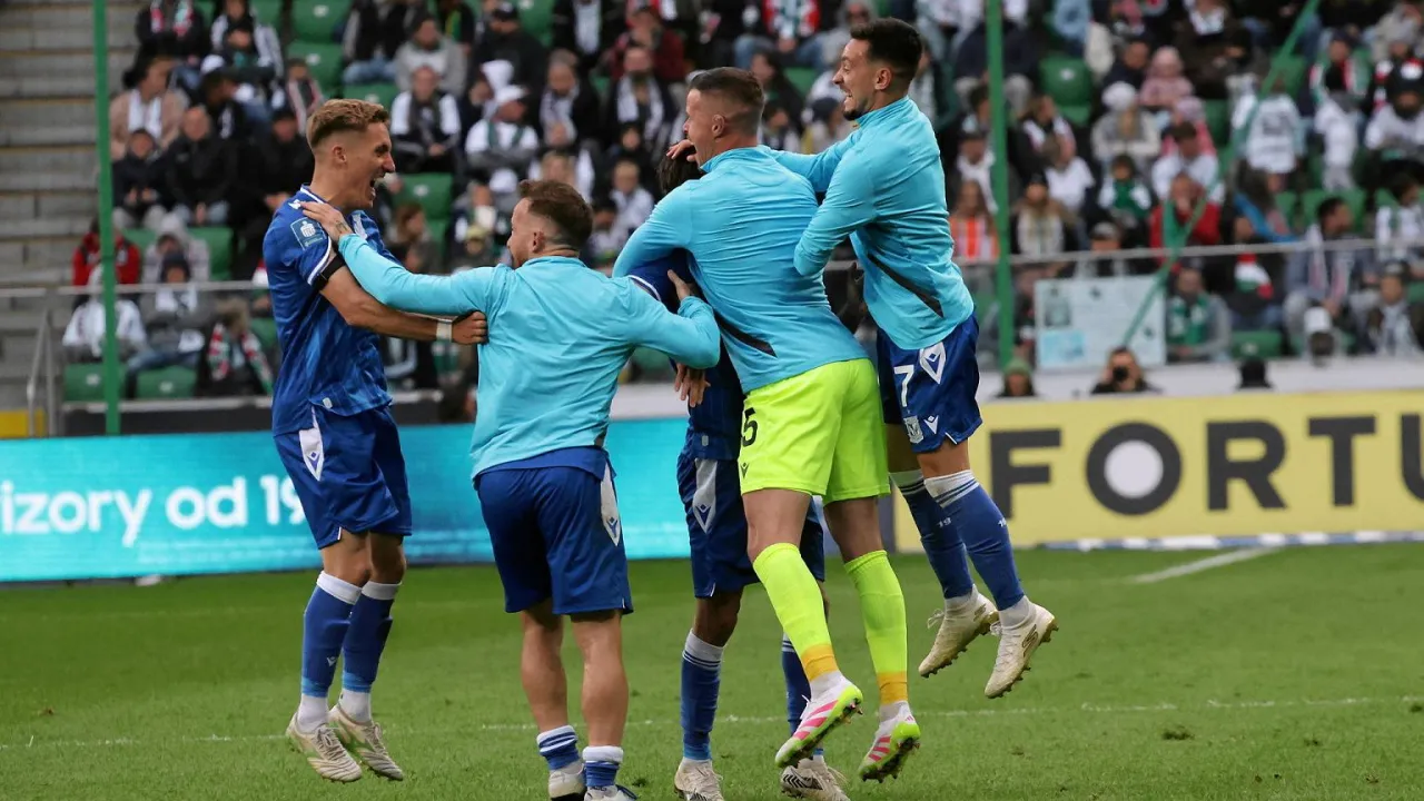 Piłkarze świętują zwycięstwo, być może właśnie zapewnili sobie tytuł, kto mistrzem ekstraklasy.