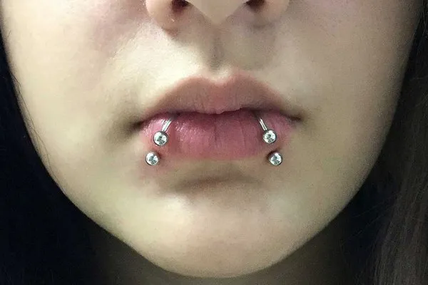 r&oacute;żne rodzaje kolczyk&oacute;w w wardze