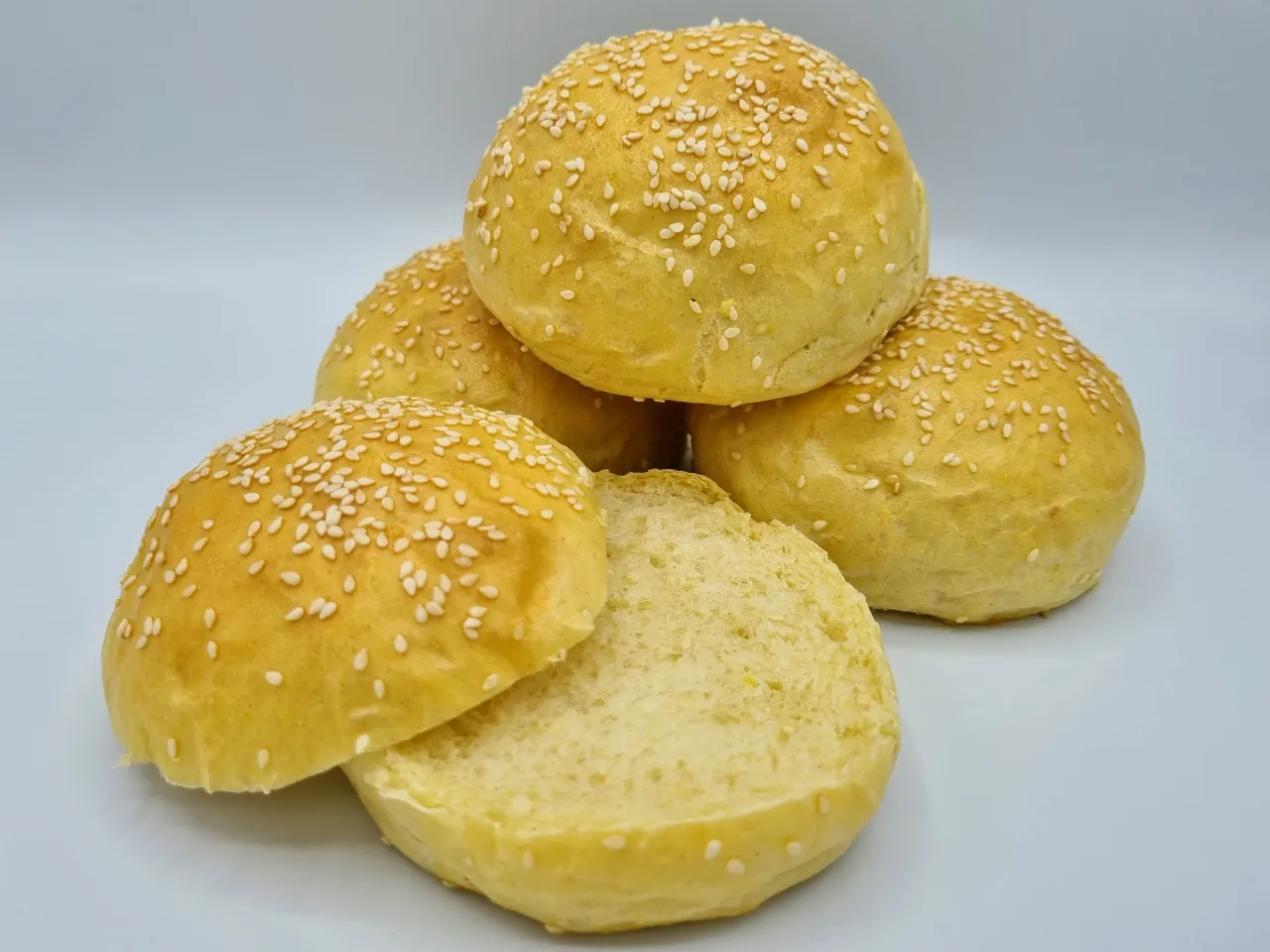 puszyste bułki ziemniaczane do burger&oacute;w przekrojone