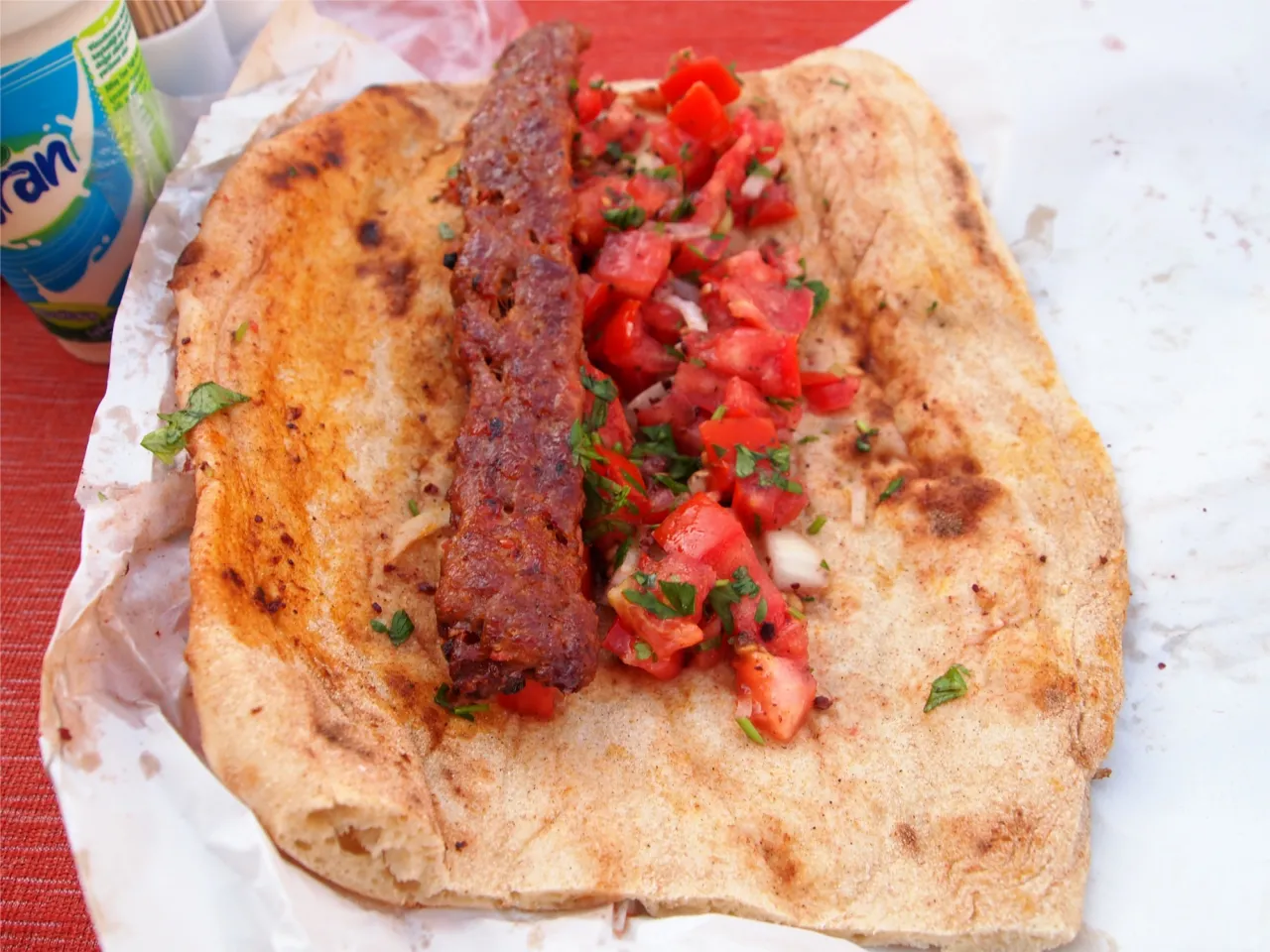 Prawdziwy turecki d&ouml;ner kebap na rożnie