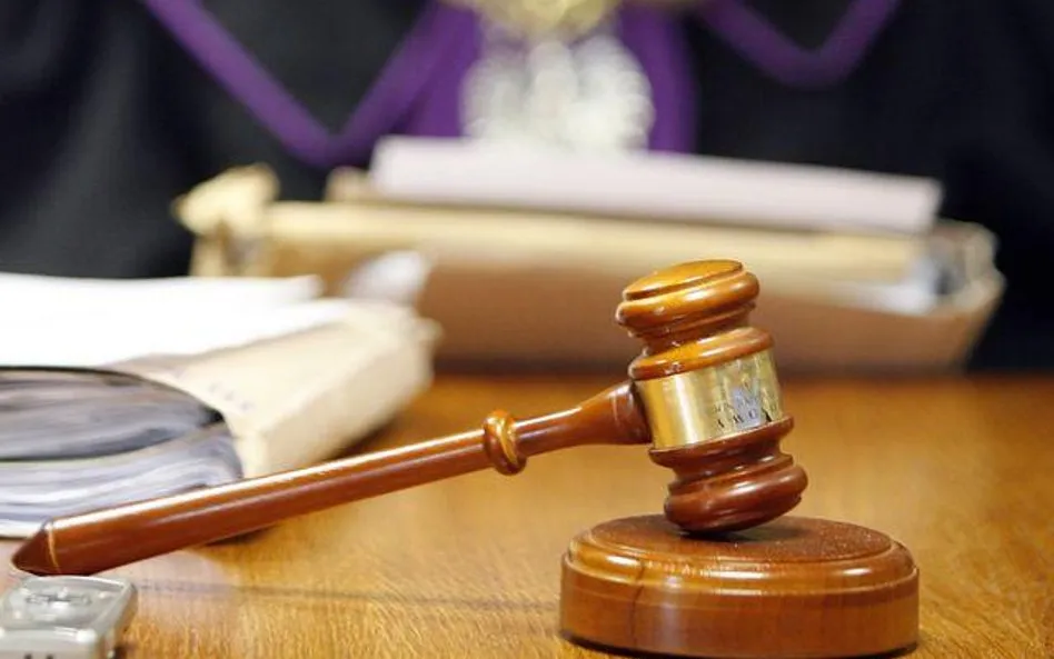 paragraf i młotek sędziowski symbolizujące prawo i konsekwencje