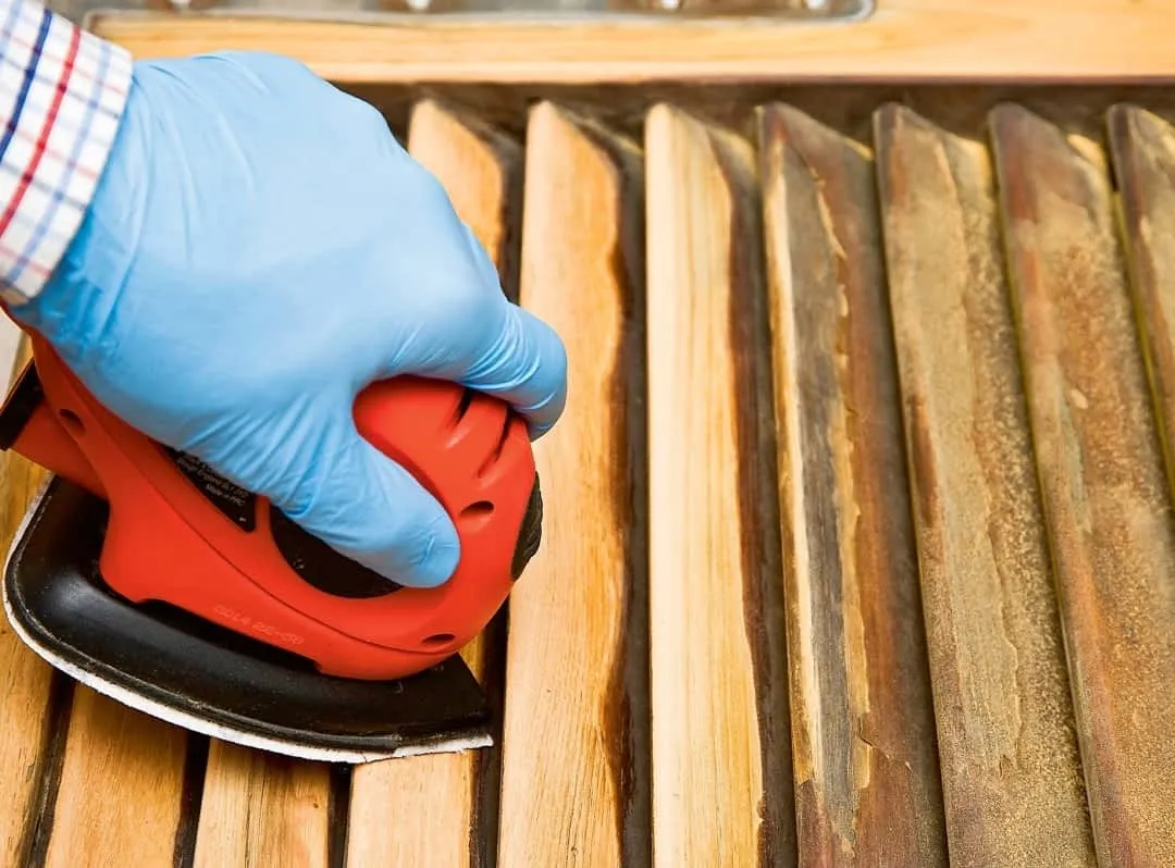 szlifowanie drewna stołu ogrodowego