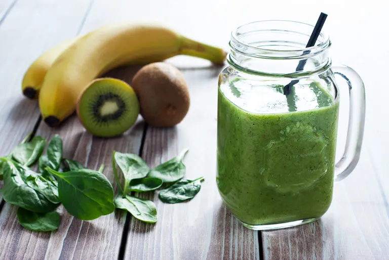 Koktajl szpinakowo-kiwi z bananem w szklance