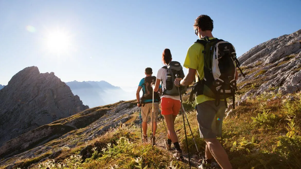 turysta w górach w różnych porach roku