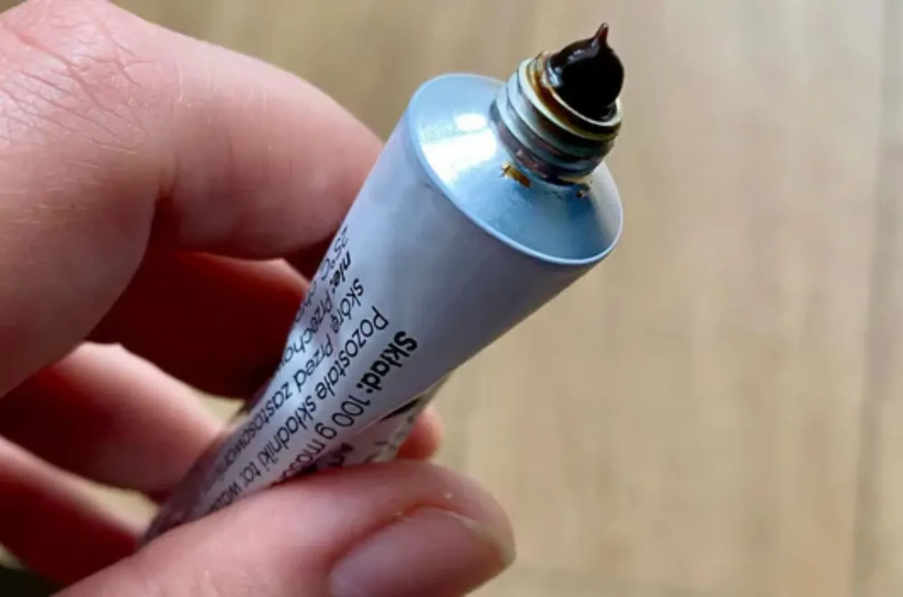 punktowa aplikacja maści ichtiolowej na pryszcz