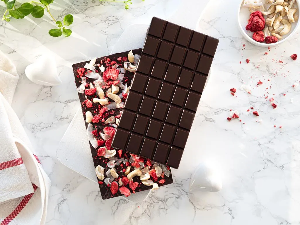 domowa czekolada z dodatkami, czekolada z orzechami, czekolada z owocami liofilizowanymi