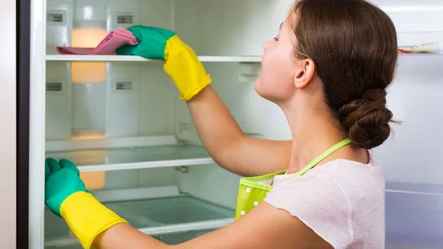 osoba popełniająca błędy podczas czyszczenia lodówki