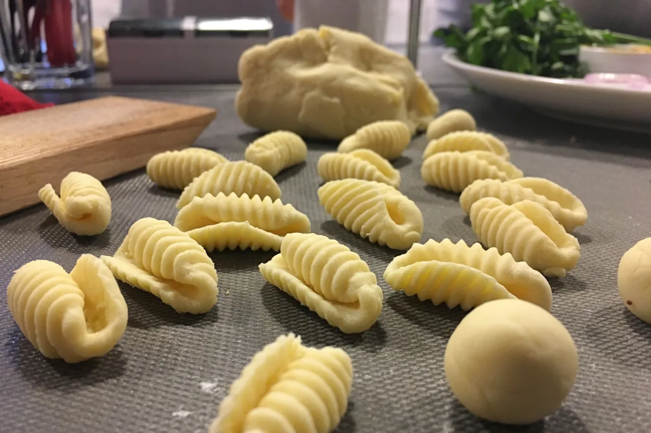 domowy makaron podsypany semoliną