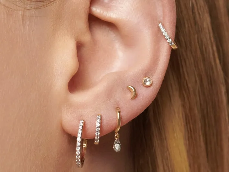 Trendy w piercingu ear curation minimalistyczne kolczyki